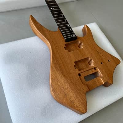 Vibrato system Five pieces. Headless electric guitar neck baked T-shaped contour 24frets Roasted neck Headless Electric guitar 1 piece Mahogany body T Outline image 2