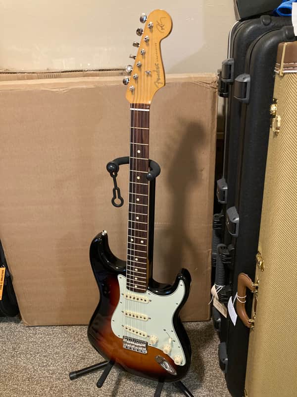 Fender Robert Cray Artist Series Signature Stratocaster 2003 - Present - 3-Color Sunburst