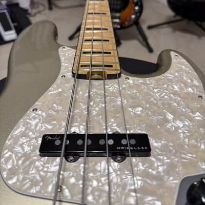 Fender American Elite Jazz Bass with Maple Fretboard 2016 - 2019 - Champagne image 8
