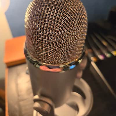 Blue Yeti Multipattern USB Microphone, MINT image 1