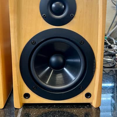 Cambridge Soundworks Newton M50 2-Way Bookshelf Speakers by Henry Kloss; Tested image 4