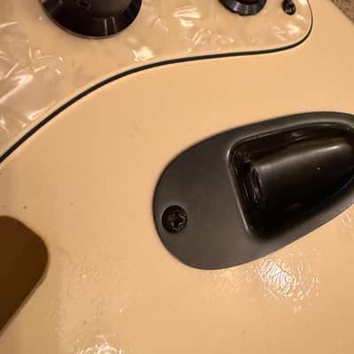 Musikraft Stratocaster body 2024 - Olympic White Nitro with vintage checking image 5