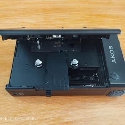 Sony WM R2 1982 - Sony Walkman Cassette player WM R2 black working image 10