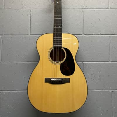 Martin Acoustic Guitar 00-18 Standard Series image 1