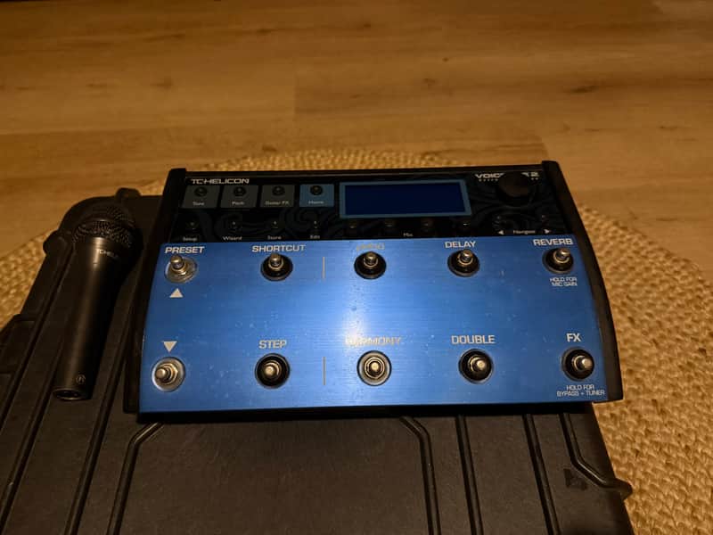 TC Helicon VoiceLive 2 Extreme 2012 with TC Helicon Mic - Blue image 1