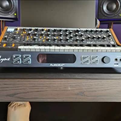 Lynx Aurora (n) 24-Channel AD/DA Converter/ 4 Preamps with USB Interface - Blue/Black image 2