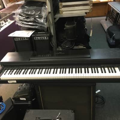 Yamaha Clavinova CLP-550 Black and White image 1
