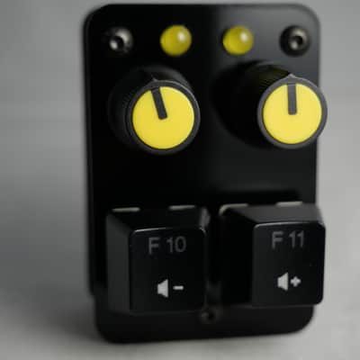 useMidi madMidiMiniClassic Acrylic 2025 with 2 Note Buttons 2 Potentiometers and LEDs image 8