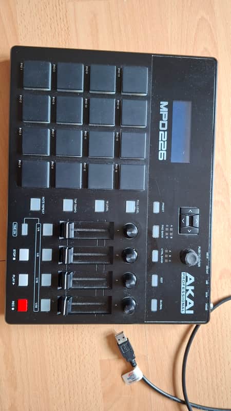 Akai MPD226 2015 - Present - Black image 1