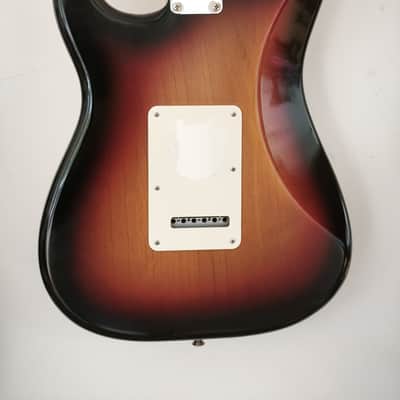 Fender Highway One Stratocaster with Maple Fretboard 2006 - 3-Color Sunburst, USA image 4