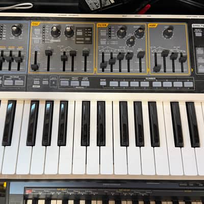 Roland SH-01 GAIA 37-Key Digital Synthesizer 2010 - 2012 - White