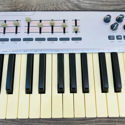 M-Audio Oxygen 49 MKI MIDI Keyboard Controller 2006 - 2009 - Silver image 6