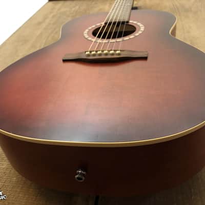 Art & Lutherie Folk Spruce Burgundy Acoustic Guitar Natural Burst