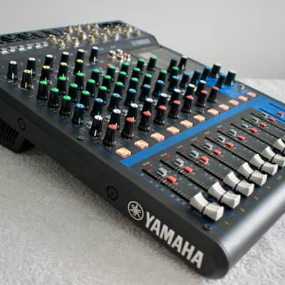 Yamaha MG12XU 12-Channel Analog Mixer 2016 - Present - Black image 3