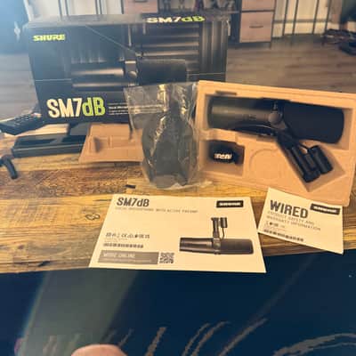 Shure SM7dB Cardioid Dynamic Microphone with Built-In Preamp 2023 - Present - Black image 2