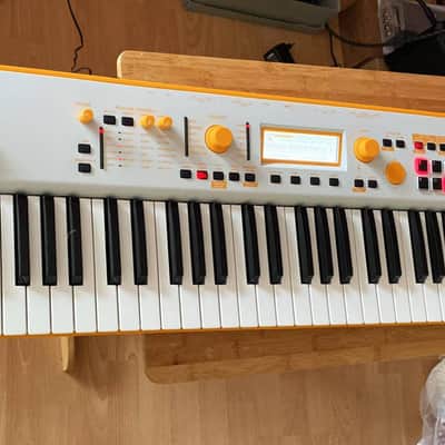 Korg KROSS 2-61 White Limited Edition Workstation Synthesizer – Excellent Condition