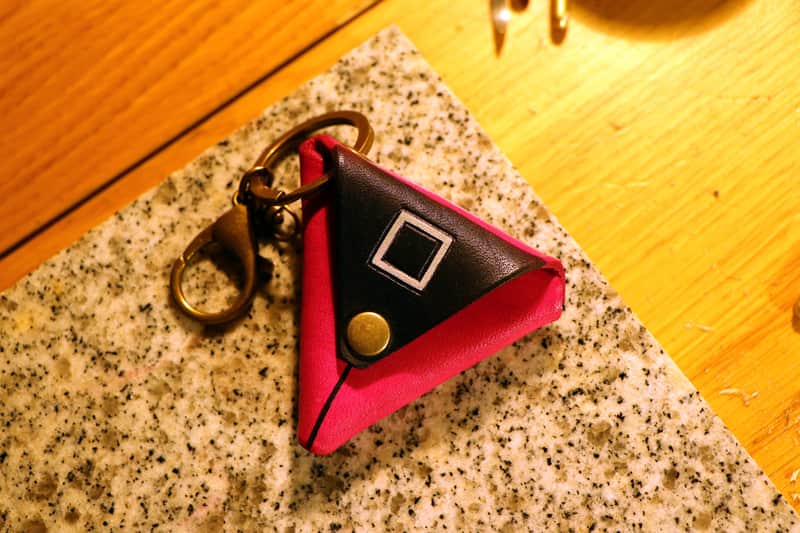 burnyblack inspired by squid game guitar picks, pickholder mask black/pink image 1