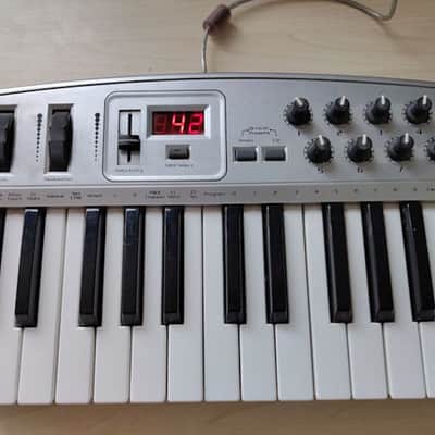 M-Audio Oxygen 8 25-Key MIDI Controller Keyboard 2002 - 2005 - Silver image 3