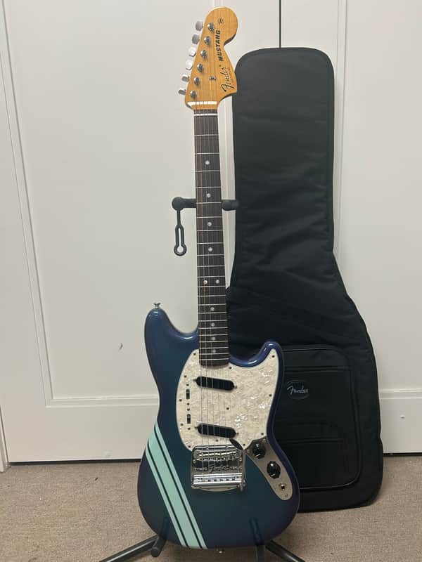 Fender Vintera II '70s Competition Mustang with Rosewood Fretboard - Competition Burgundy