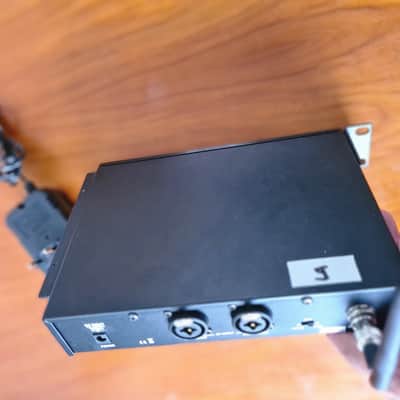 The T.bone the t.bone IEM100T + IEM100R In-Ear Monitor Set Stereo UHF 863-865MHz Rack image 15