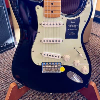 Fender LIMITED EDITION VINTERA® II ROAD WORN® '60S STRATOCASTER® 2025 - Black image 2