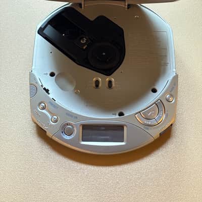 Sony Walkman - Discman D F-200 CD player/AM/FM Radio Orig headphones and PS image 3