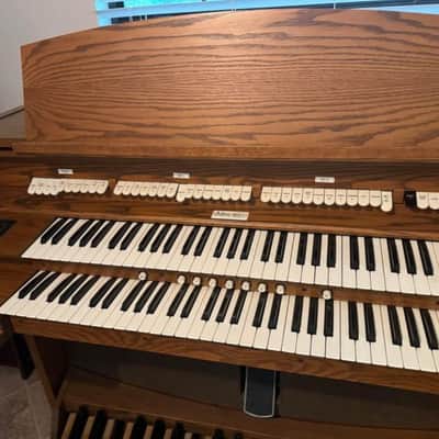 Allen Organ w/ Premium Built-In Speakers, 32 Note Concave Pedalboard and Organ Bench! image 2