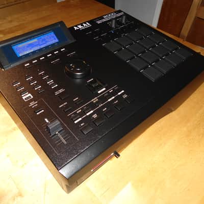 Akai MPC 2000XL Custom Black w/Blue LEDs & Black PADs 1GB CF Drive 32MB RAM imagen 4