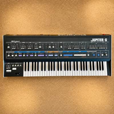 Roland Jupiter 6 61-Key Synthesizer – Mint – Professionnaly Serviced – Original Box – Warranty