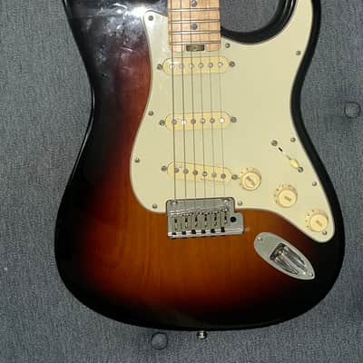 Fender American Elite Stratocaster with Maple Fretboard 2016 - 2019 - 3-Color Sunburst image 2