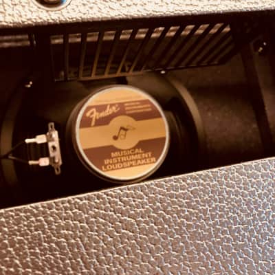 Fender Vibro Champ XD Vintage Modified Tube Guitar Combo Amp image 5