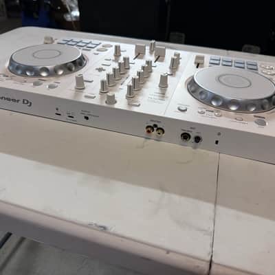 Pioneer DJ DDJ-FLX4-W 2-Channel DJ Controller for Rekordbox/Serato - White image 5