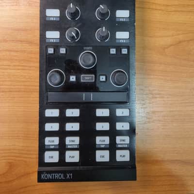 Native Instruments Traktor Kontrol X1 2010s - Black image 1