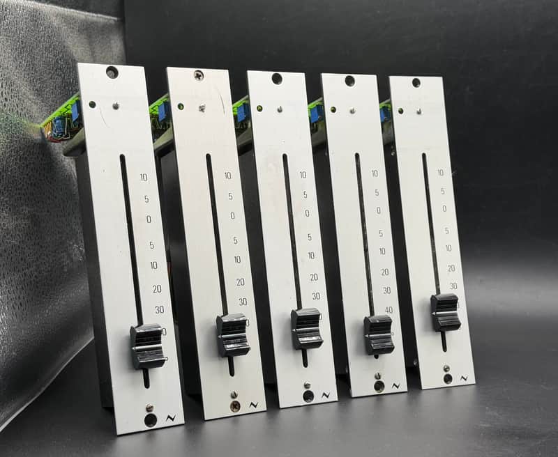 Neve V Fader 87007/A Penny & Giles. Lot 4 Bild 1
