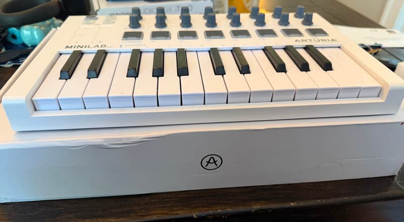 Arturia MiniLab MkII 25-Key MIDI Controller 2017 - Present - White image 1