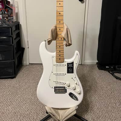 Fender Player Stratocaster with Maple Fretboard 2018 - Present - Polar White image 3