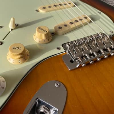 History Z1L-CFS / Made in Japan Left-handed Stratocaster / 2000’s / 3-tone sunburst image 2