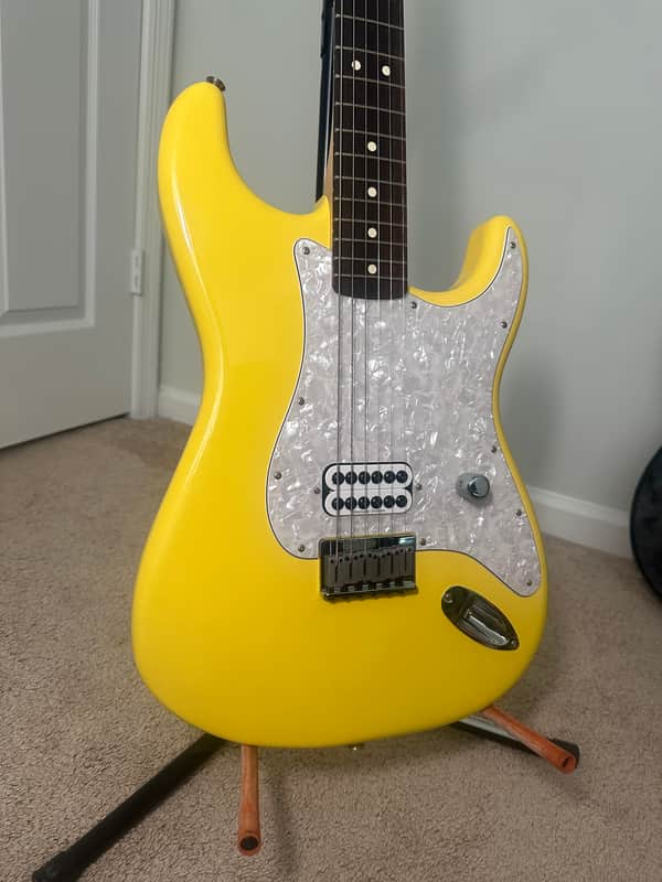 Fender Tom DeLonge Signature Stratocaster 2023 - Graffiti Yellow