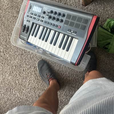 Novation Impulse 25 MIDI Keyboard Controller 2011 - Present - Gray