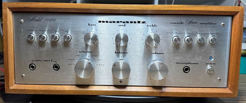 Marantz Model 1060 30-Watt Stereo Solid-State Integrated Amplifier 1971 - 1976 - Silver with Wood Case