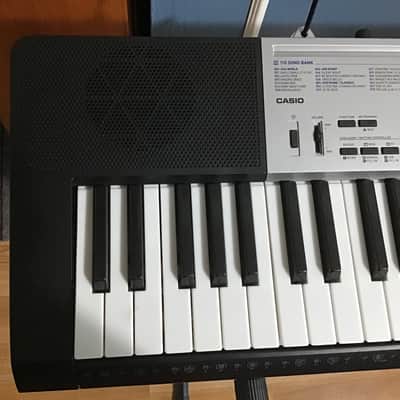 Casio LK-135 61-Key Key-Lighting Keyboard 2010s - Silver / Black image 4