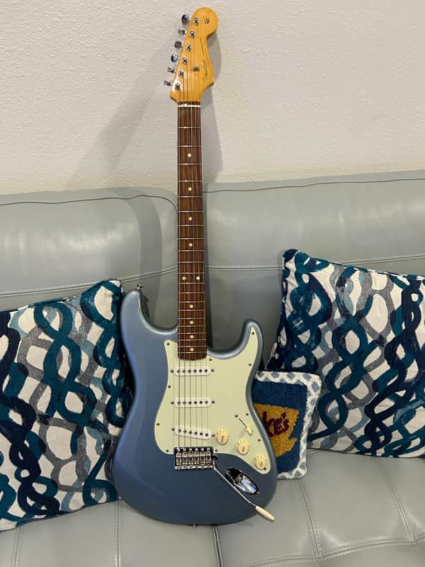 Fender Vintera '60s Stratocaster with Pau Ferro Fretboard 2019 - 2023 - Ice Blue Metallic