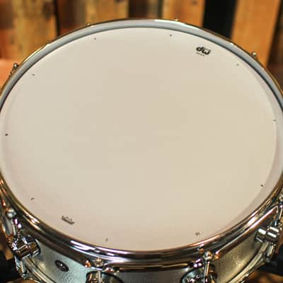 DW 5.5x14 Collector's 3mm Wrinkle Coat Aluminum Snare Drum - DRVA5514SVC image 3