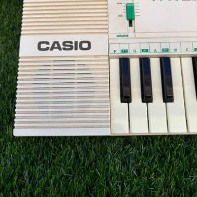Casio PT-90 32-Key Mini Synthesizer 1980s - White image 2