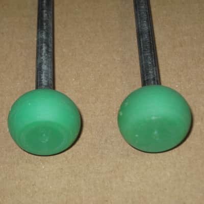 new old stock Gambal GPXR1 (UG13GPXR1) Glockenspiel, Bells, Xylophone Percussive Keyboard MALLETS, 1 and 1/4 inches Green Hard Nylon Flat Ball Heads with Black Synthetic Shafts, with original packaging - from 1990s - early 2000s image 4