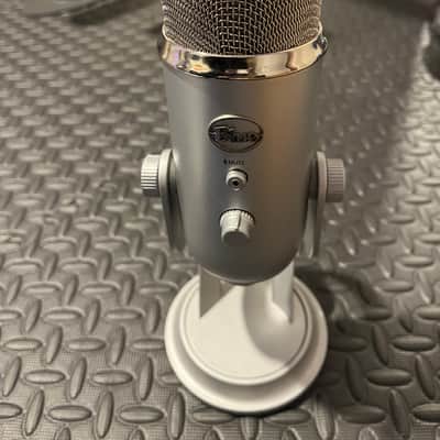 Blue Yeti Multipattern USB Microphone 2010s - Silver image 1