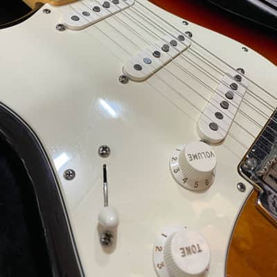 Fender American Standard Stratocaster Left-Handed with Maple Fretboard 2010- 3-Color Sunburst image 4