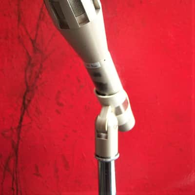 Vintage 1980's Shure SM60 dynamic microphone Silver w clip and pouch image 5