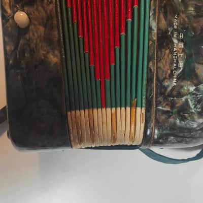 RARE, VINTAVintage Hero 7-Button 2-Bass Child's Accordion - Made in Shanghai - Green MarbleGE HERO "MIDGET" MINIATURE ACCORDION / MELODEON c1970s - 1 BROKEN KEY BUT OTHERWISE WORKING, BIG & FULL SOUND image 4