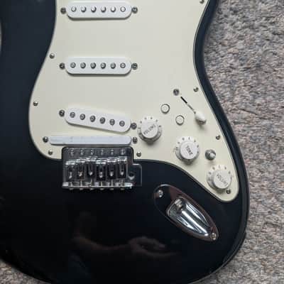 Fender Stratocaster Roland Ready 13 Pin & Roland GR-55 Synthesizer